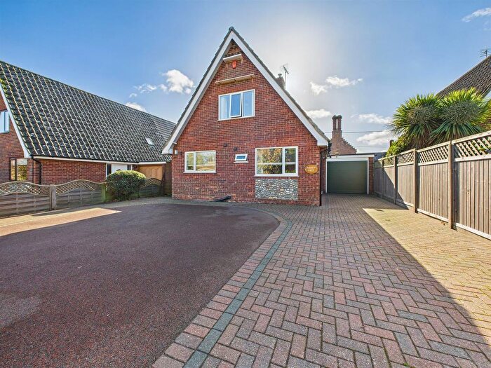 3 Bedroom Chalet For Sale In School Lane, Northrepps, Cromer, NR27