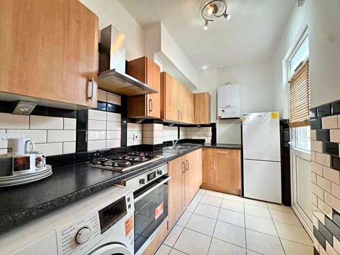 2 Bedroom Flat To Rent In Holmesdale Road, SE25