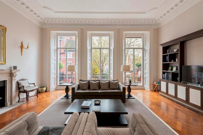 3 Bedroom Flat To Rent In Cadogan Square, Knightsbridge, SW1X