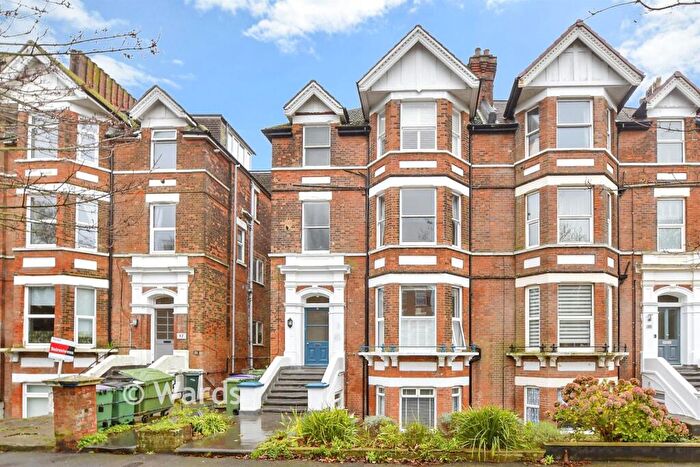 1 Bedroom Flat For Sale In Earls Avenue, Folkestone, Kent, CT20