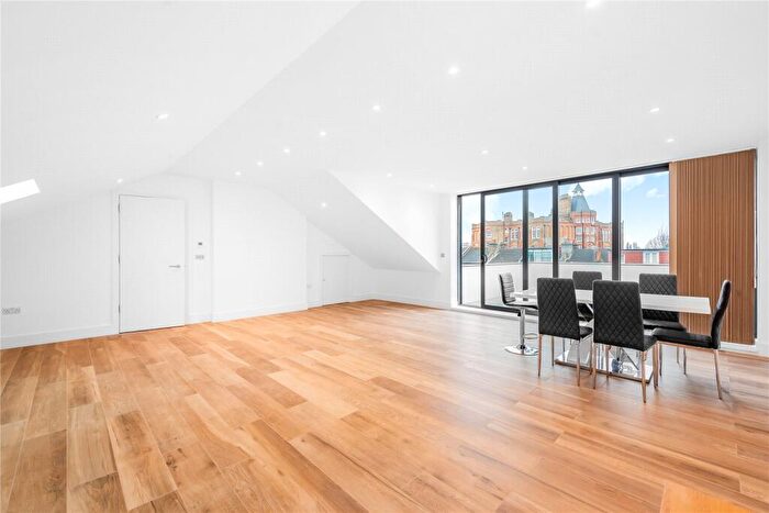 3 Bedroom Apartment To Rent In Harrow Road, Kensal Green, London, NW10