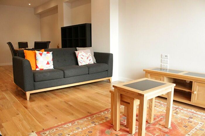 3 Bedroom Town House To Rent In Spindle Mews, New Islington, M4