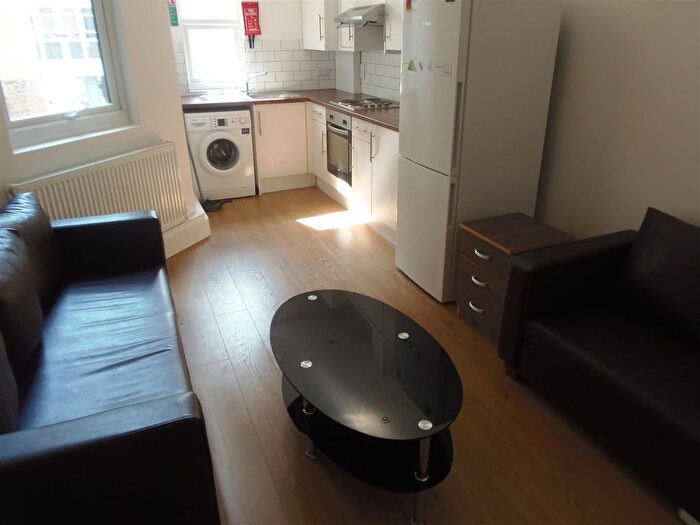 2 Bedroom Flat To Rent In Cranbrook Road, Gants Hill, Essex, IG2