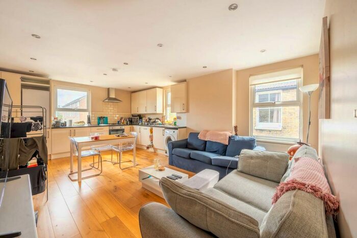 3 Bedroom Flat To Rent In Radbourne Road, Balham, London, SW12