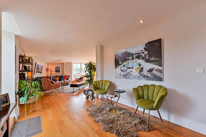 3 Bedroom Flat For Sale In Kennington, London, SE11