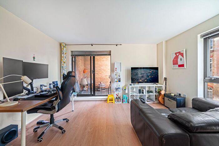 2 Bedroom Flat To Rent In Dod Street, London, E14