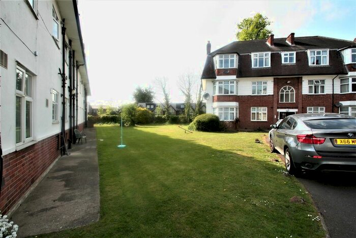 2 Bedroom Flat To Rent In East End Road, London, N2