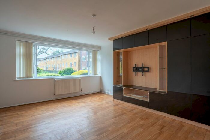 2 Bedroom Flat To Rent In Deer Park Close, Kingston Upon Thames, KT2