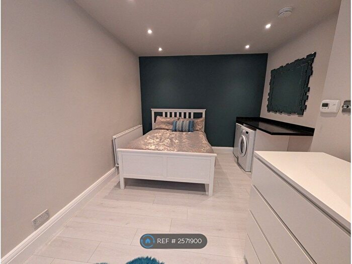 Studio To Rent In Kingsland Road, London, E2