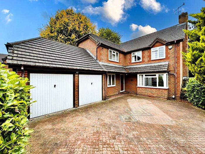 5 Bedroom Detached House For Sale In Greenside Park, Luton, LU2