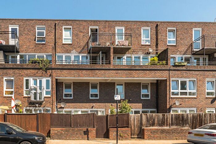 3 Bedroom Maisonette For Sale In Patriot Square, Bethnal Green, E2