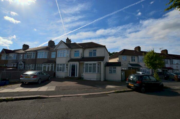 2 Bedroom House To Rent In Dellwood Gardens, Ilford, IG5