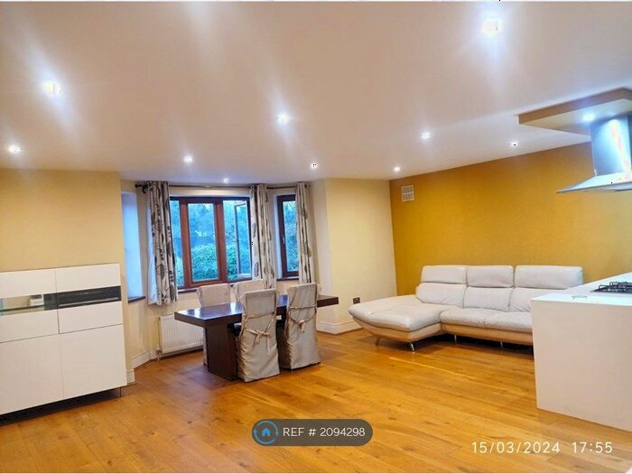 2 Bedroom Flat To Rent In Plough Lane, Purley, CR8