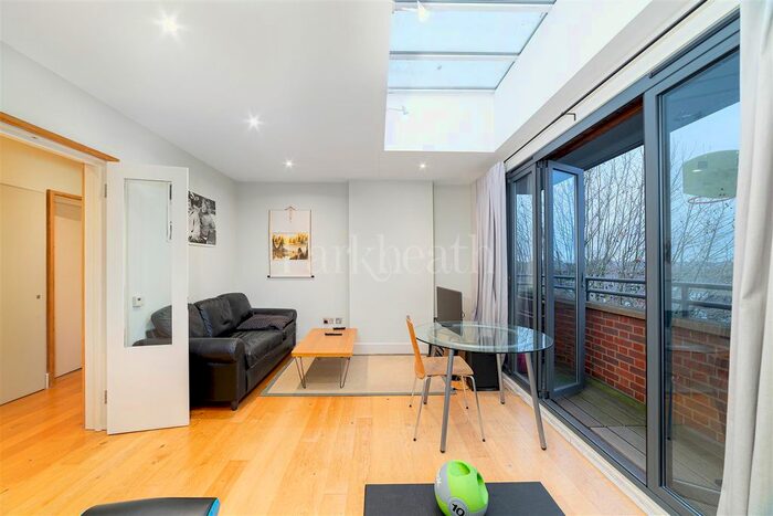 2 Bedroom Flat To Rent In Dartmouth Road, Mapesbury, London, NW2