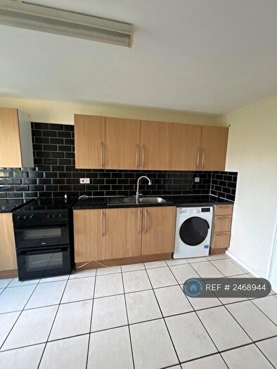 3 Bedroom Flat To Rent In Laxley Close, London, SE5