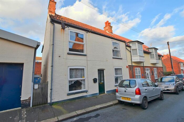 2 Bedroom Flat To Rent In Meadow Cottages, West Street, Cromer, NR27