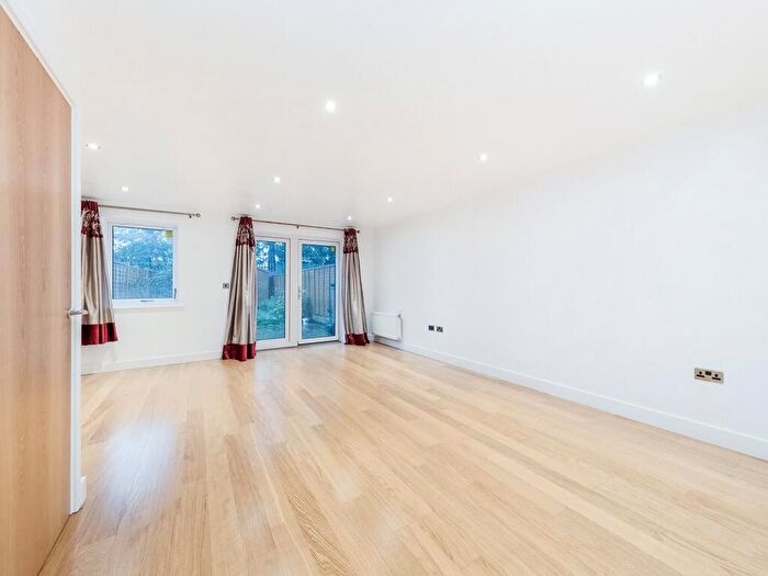 3 Bedroom Town House To Rent In Fairthorn Road, SE7