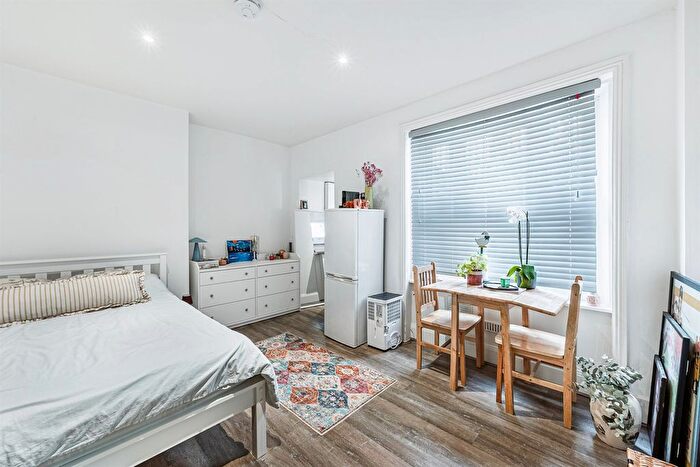 Studio To Rent In Warwick Road, SW5