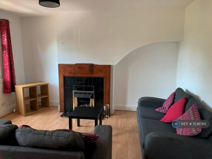 3 Bedroom Flat To Rent In Sherard Mansions, London, SE9