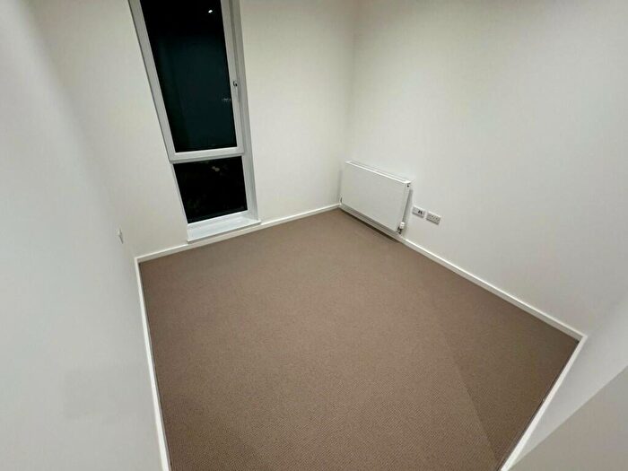 2 Bedroom Apartment To Rent In Garfield Road, Addlestone, Surrey, KT15