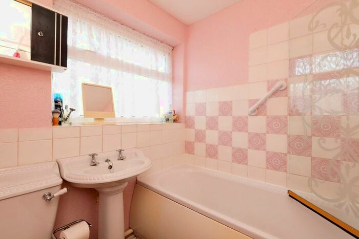 3 Bedroom Semi-Detached House For Sale In Moorland Avenue, Walkeringham, Doncaster, DN10