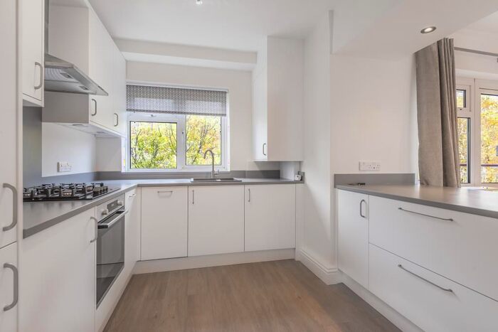3 Bedroom Flat To Rent In Sheen Road, Richmond, TW9
