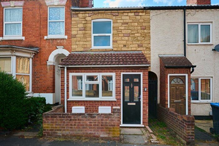 2 Bedroom Terraced House For Sale In Cambridge Street, Rugby, CV21