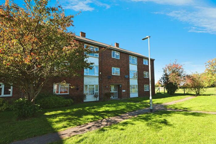 2 Bedroom Flat To Rent In Northfield, Hatfield, AL10