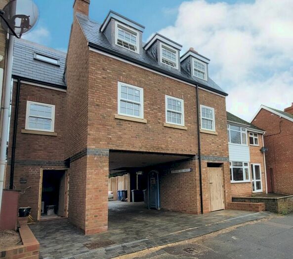 2 Bedroom Flat To Rent In High Street, Brackley, Northants NN13