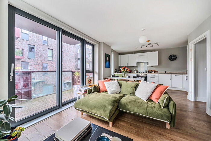 2 Bedroom Flat For Sale In Bermuda Way, London, E1