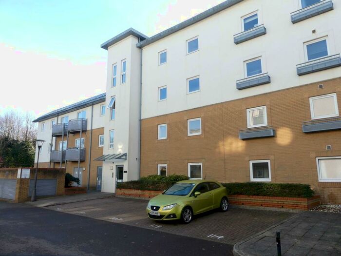 1 Bedroom Flat To Rent In Reeves House, Three Bridges, RH10