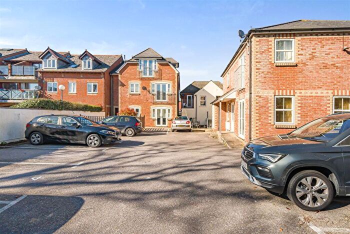 2 Bedroom Mews For Sale In Newtown Road, Warsash, SO31