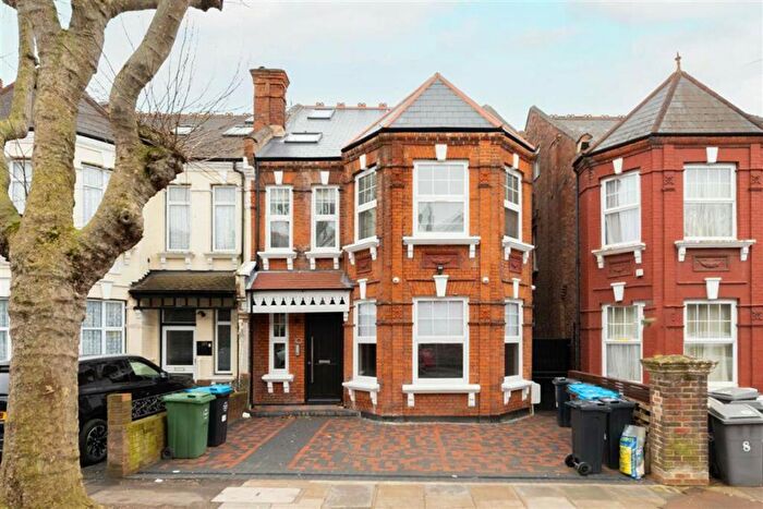 3 Bedroom Flat To Rent In Prout Grove, Neasden, NW10