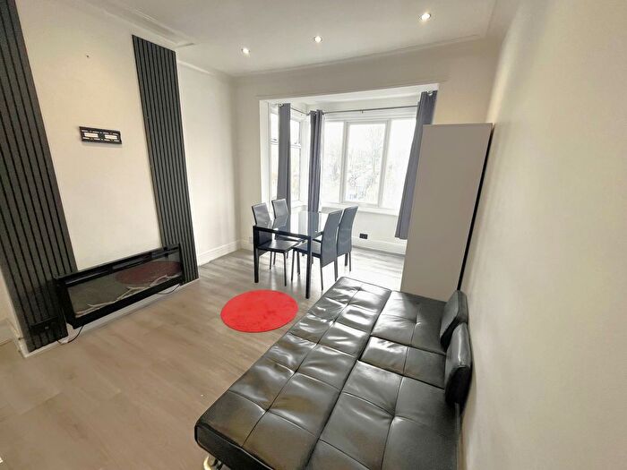 2 Bedroom Flat To Rent In Fairfax Drive, Westcliff-On-Sea, SS0