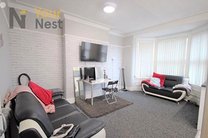 4 Bedroom Flat To Rent In Headingley Avenue, Headingley, Leeds, LS6