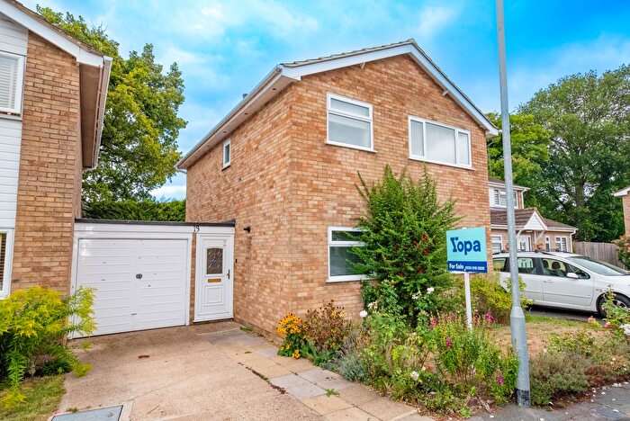 3 Bedroom Link Detached House For Sale In Holmewood Close, Wokingham, RG41