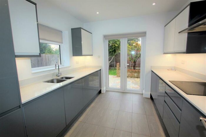 2 Bedroom Flat To Rent In Whittington Road, Bowes Park, N22