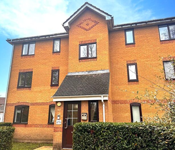 2 Bedroom Flat For Sale In Ascot Court, Aldershot, GU11