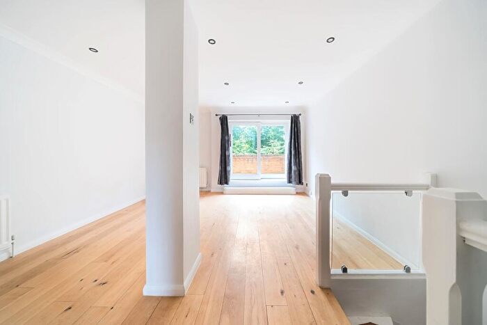 3 Bedroom Terraced House To Rent In Welland Mews London, E1W