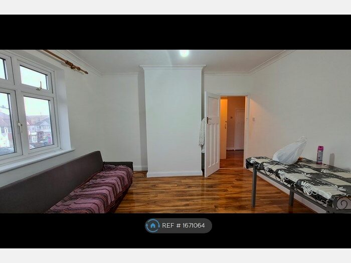 2 Bedroom Maisonette To Rent In Chestnut Court, Wembley, HA0