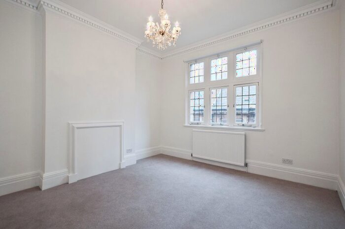 3 Bedroom Flat To Rent In Grape Street, Epc:E, WC2H