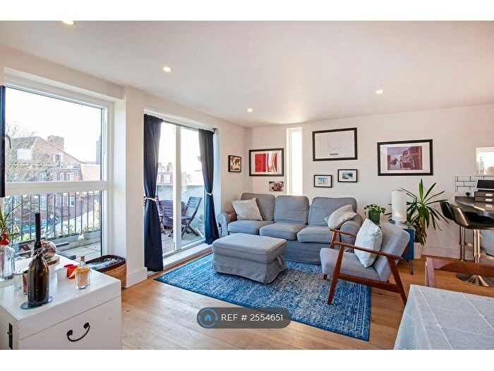 2 Bedroom Flat To Rent In Carpenters Place, London, SW4
