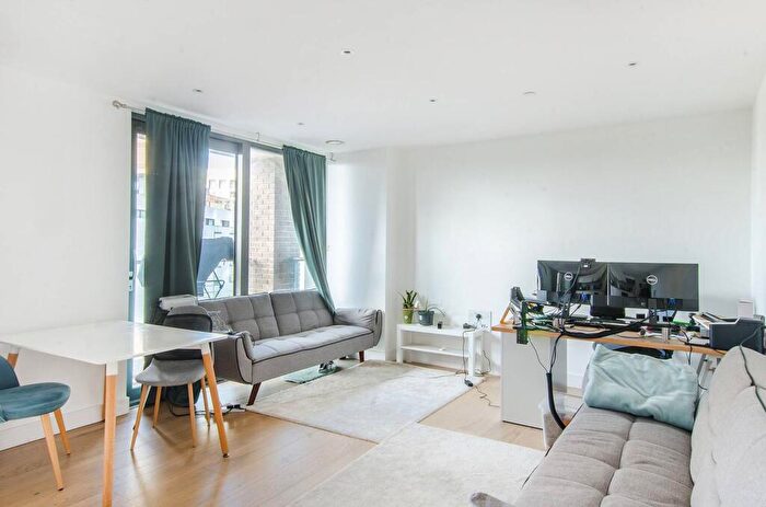 2 Bedroom Flat For Sale In East Ferry Road, Canary Wharf, London, E14