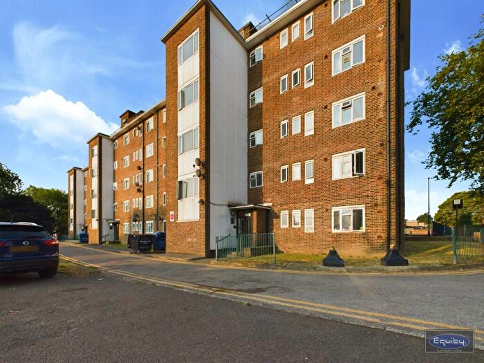 3 Bedroom Flat To Rent In Restons Crescent, Eltham, London, SE9