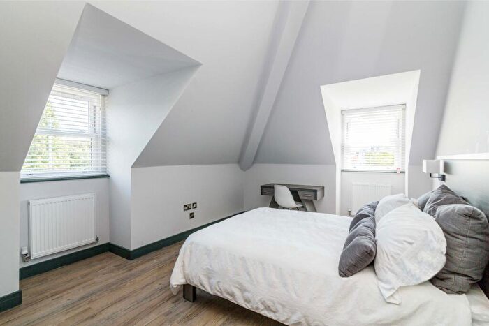 1 Bedroom Flat To Rent In Waverley Street, Nottingham, Nottinghamshire, NG7