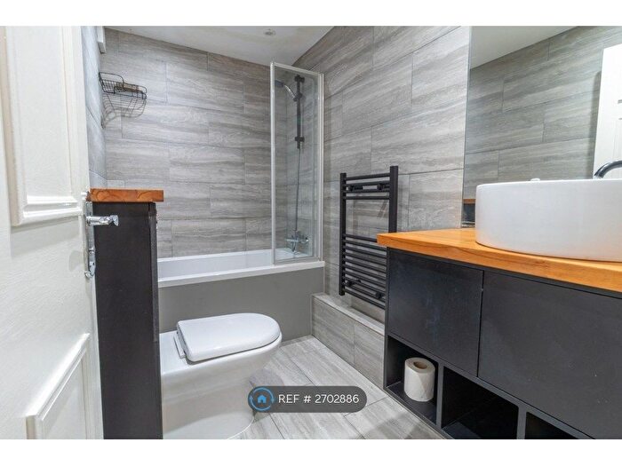 2 Bedroom Flat To Rent In Searles Road, London, SE1