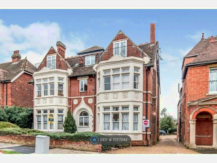 2 Bedroom Flat To Rent In Oakland Court, Bedford, MK40