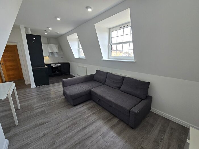 1 Bedroom Flat To Rent In Defoe Road, London, N16