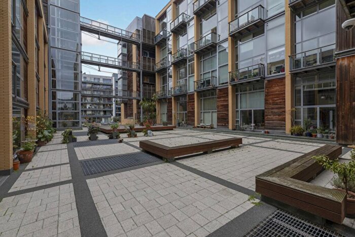 2 Bedroom Flat For Sale In Kingsland Road, London, E8