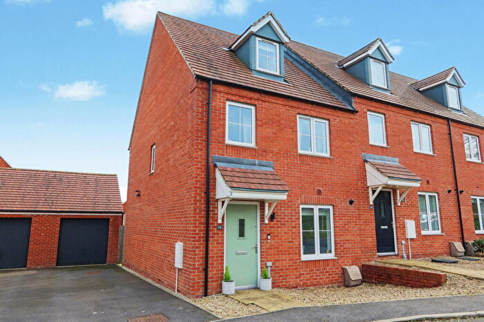 3 Bedroom End Of Terrace House For Sale In Longdon Crescent, Banbury, OX16